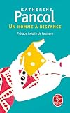 Un homme à distance
