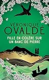 Fille en colère sur un banc de pierre