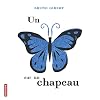 Un papillon sur un chapeau