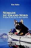 Nomade Du Grand Nord En Kayak De Mer Avec Un Chien Esquimau