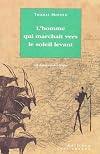 Homme qui marchait vers le soleil levant