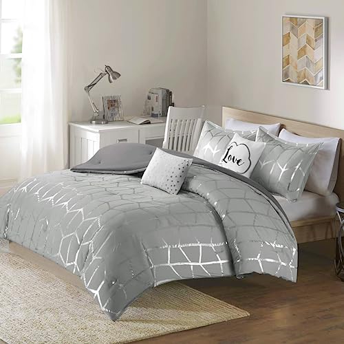 Intelligent Design Raina Full/Queen Comforter Set, Soft Microfiber, Modern Geometric Metallic Bed Set, 5 Pieces College Bedding with 2 Shams, 2 Toss Pillows Grey/Silver