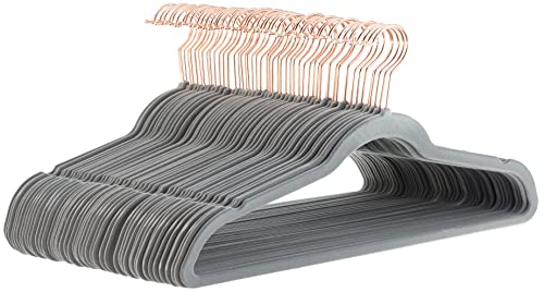 🔥 STARKER PREIS (-35%) Amazon Basics Kleiderbügel für Anzüge, Samt, schmal, rutschfest, 50 stück, Grau/Gold