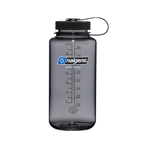 (-19%) Nalgene Sustain Tritan BPA-freie Wasserflasche aus 50% Plastikabfällen, 900 ml, breite Öffnung, grau mit schwarzem Deckel