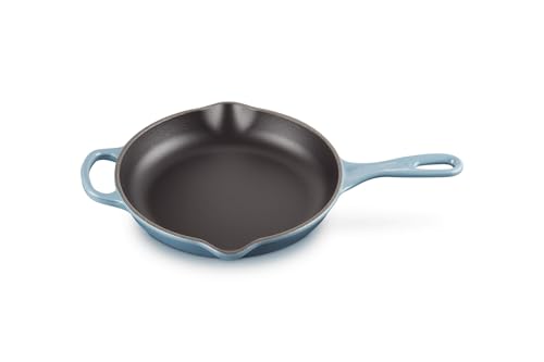 LE CREUSET Signature Gusseisen Brat- und Servierpfanne, Rund, Ø 23 cm, Für alle Herdarten inkl. Induktion geeignet, 1,93 kg, Chambray, 20182234340422