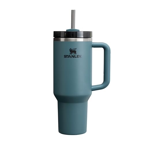 (-25%) STANLEY 1913 Quencher H2.0 Flowstate Trinkflasche Mit Strohhalm 1.2L - Thermobecher Kühlt 11 Stunden - 48 Stunden Eisgekühlt - Spülmaschinenfest - Thermosflasche BPA Frei - Trinkbecher - Blue Spruce