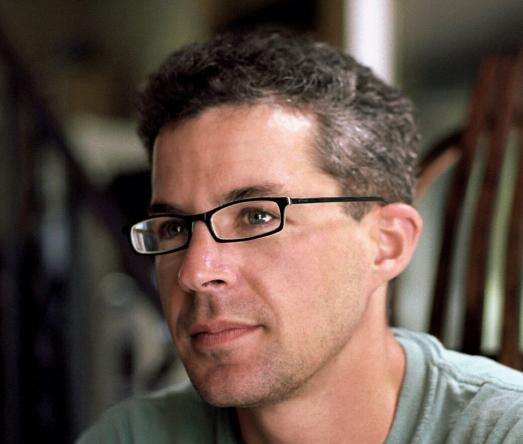 Уникальная футболка с двойным изображением комсомольск на амуре. Alexander has a younger brother ответы. Alexander writes. Are these statements true or false correct the false ones гдз по английскому языку. Alexander writes.