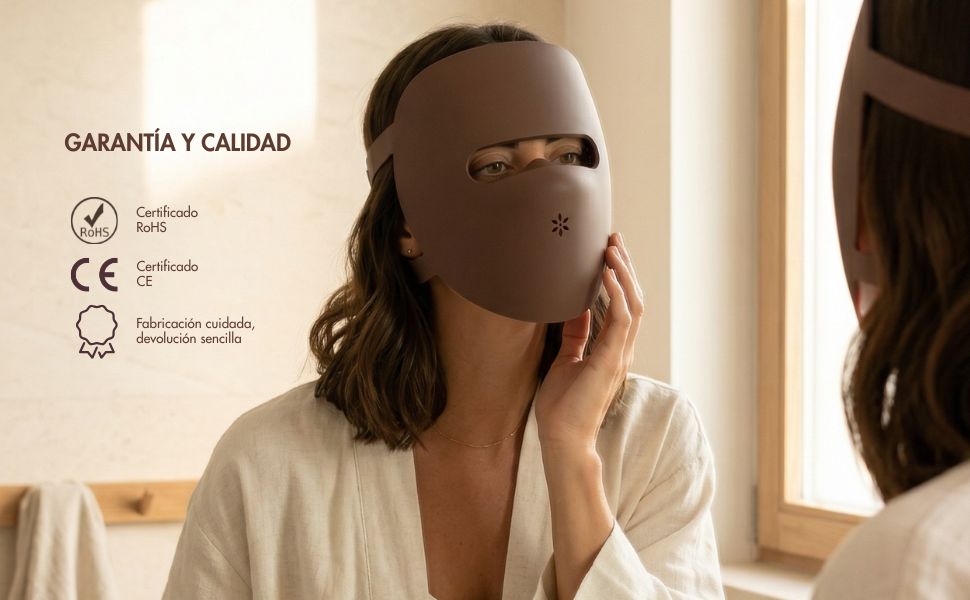 O texto diz «GARANTIA E QUALIDADE» com a marcação CE e os símbolos de certificação. Pessoa que usa uma máscara facial de cor bege/creme e uma bata de cor clara em interiores.