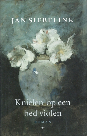 Knielen op een bed violen