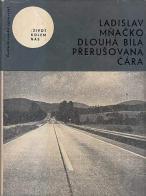 Dlouhá bílá přerušovaná čára