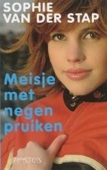 Meisje met negen pruiken