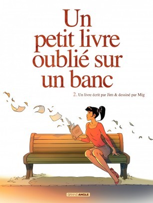 Un petit livre oublié sur un banc 2