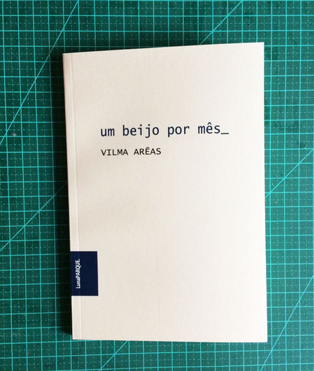 Um Beijo por Mês book cover