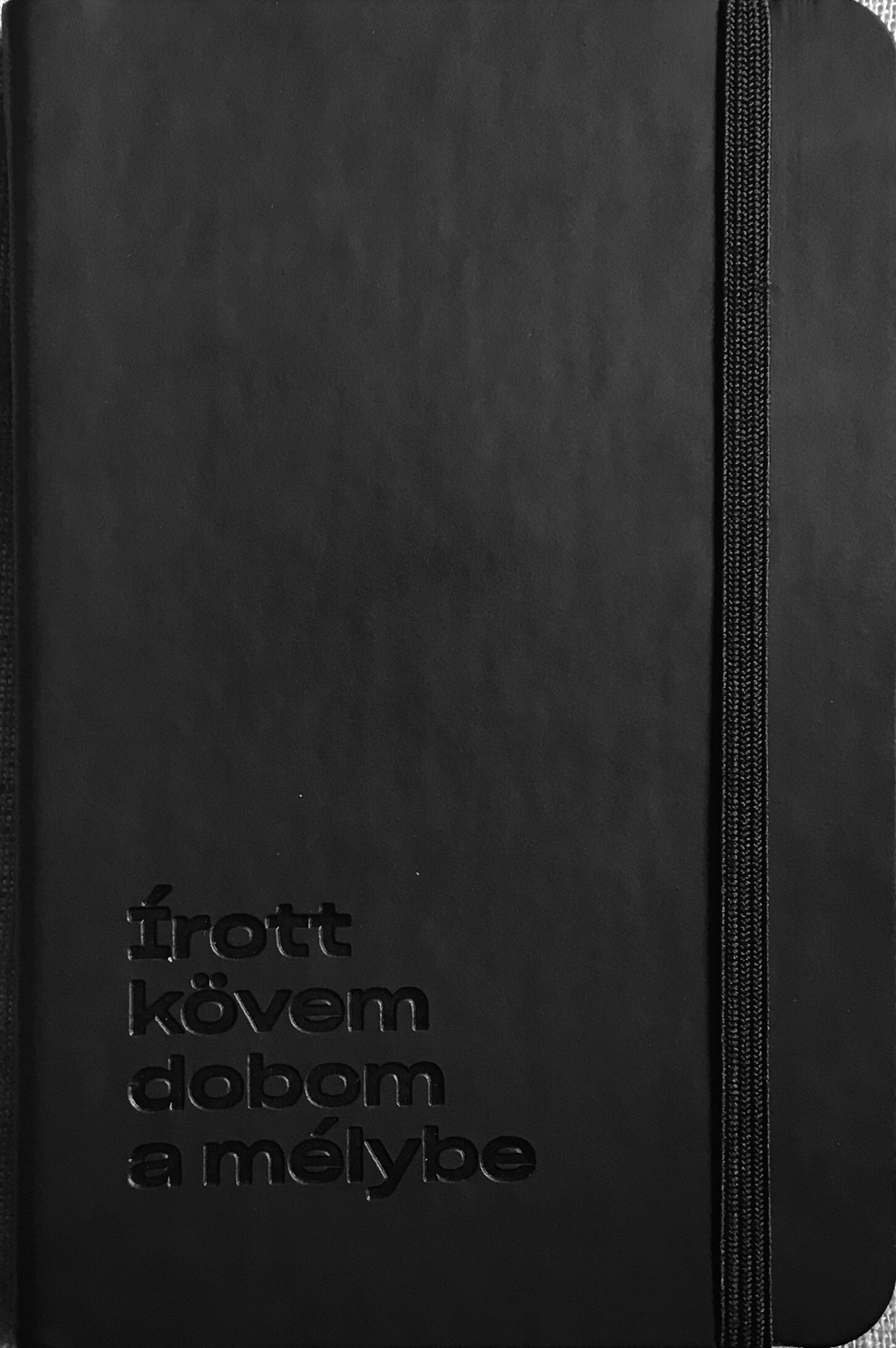 Írott kövem dobom a mélybe