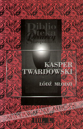 Łódź młodzi z nawałności do brzegu płynąca