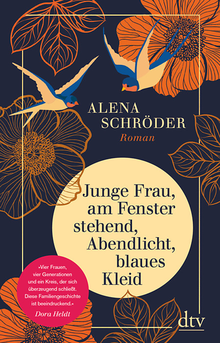 Junge Frau, am Fenster stehend, Abendlicht, blaues Kleid (Mutter-Tochter-Geschichten, #2)