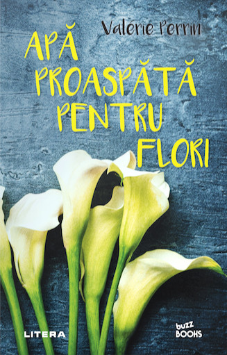 Apă proaspătă pentru flori