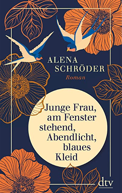 Junge Frau, am Fenster stehend, Abendlicht, blaues Kleid