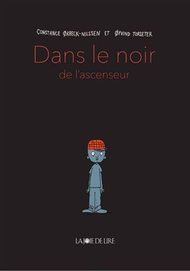 Dans le noir de l'ascenseur