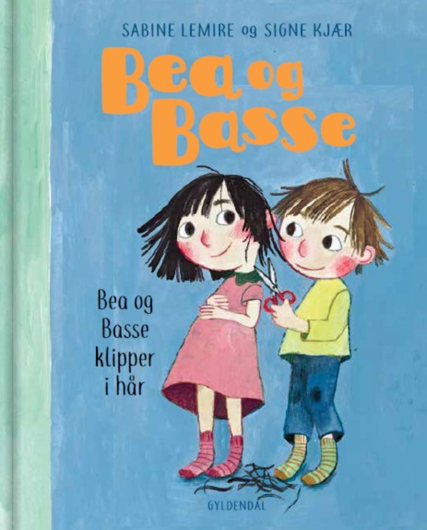 Basse og Bea klipper i hår