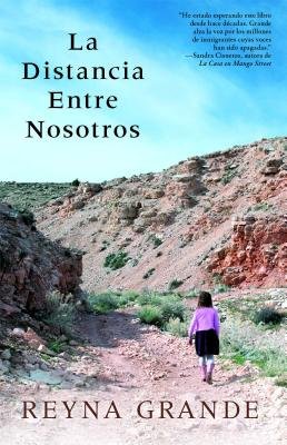 La Distancia Entre Nosotros = The Distance Between Us[SPA-DISTANCIA ENTRE NOSOTROS][Spanish Edition][Paperback]