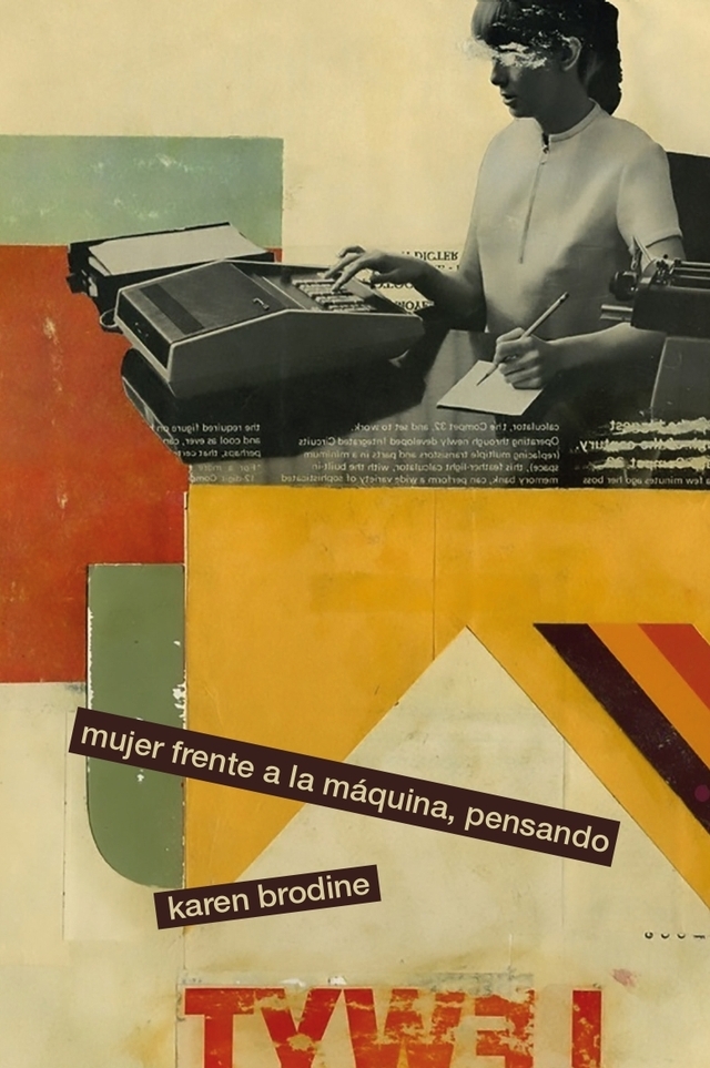 Mujer frente a la máquina, pensando