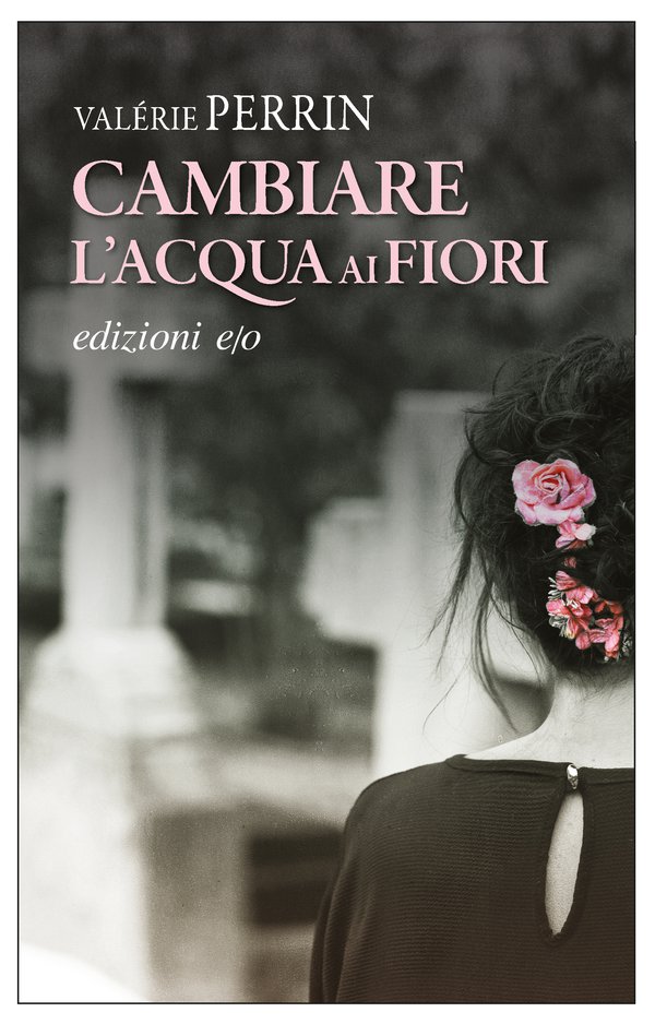 Cambiare l'acqua ai fiori