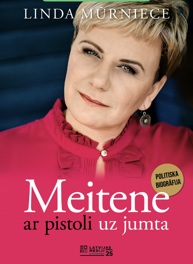Meitene ar pistoli uz jumta