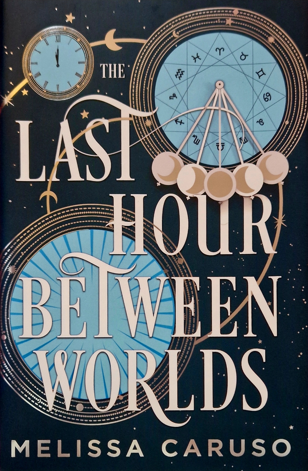 The Last Hour Between Worlds (The Echo Archives, #1)
