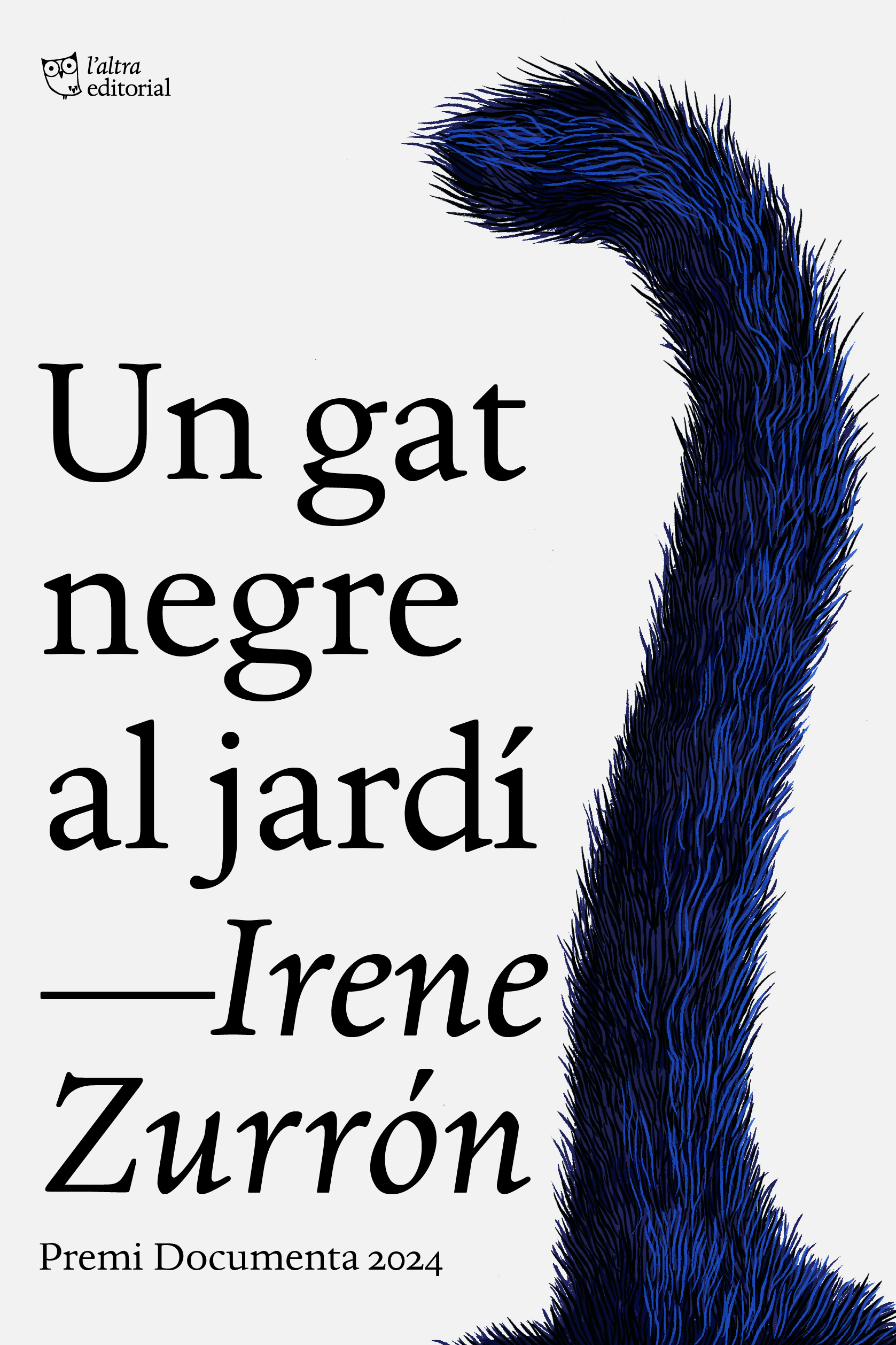 Un gat negre al jardí