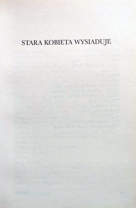 Stara kobieta wysiaduje