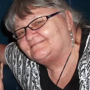 Elizabeth Brewer "Scrappinlizzi"'s Amazon Page