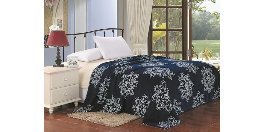Ultra Plush Snowflake/daisy Design Full Size Microplush Blanket - Black main image 0