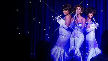 Jennifer Hudson as Effie White performs in a sparkling silver dress with The Dreams in the Dreamgirls game.