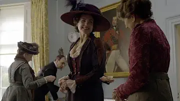 Cora Crawley (Elizabeth McGovern) smiles and nodes in the Downton Abbey Season 1 Episode 2 game