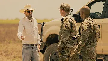 Lt. Tommy Norris (Billy Bob Thornton) talking to two soldiers in the Clumsy, This Life game