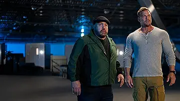 Alan Ritchson and Kevin James in a high-speed car chase for the Playdate game