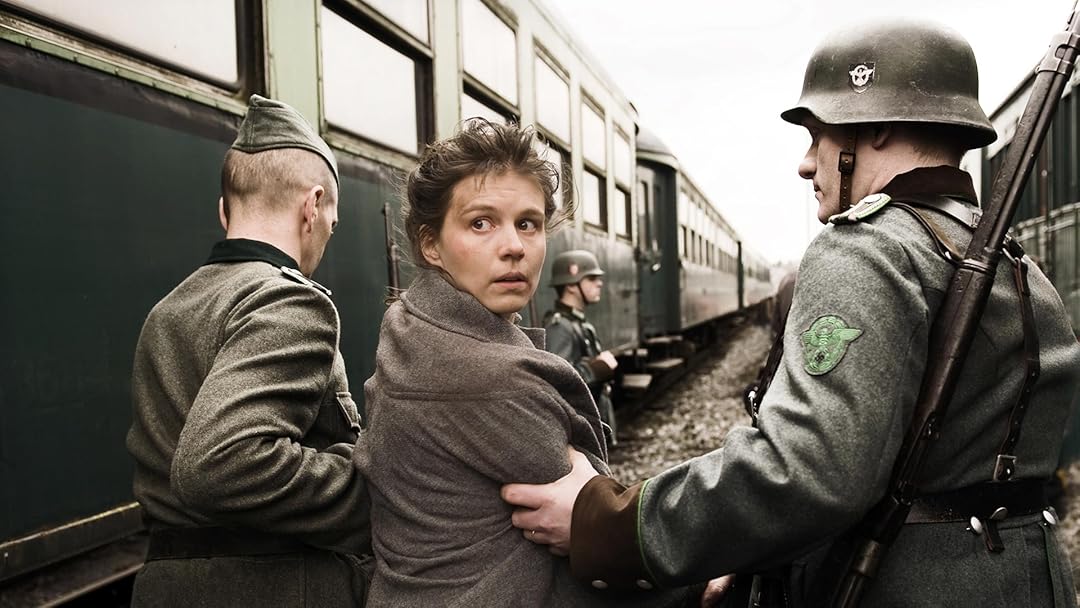 Amazon Co Jp ナチスの犬 字幕版 ユルン スピッツエンベルハー カール マルコヴィクス ネインケ ベーカイゼン カーチャ ヘルベルス ルドルフ ファン デン ベルク サン フー マルサ エールエン クールベルヘン レイニエル セレン Prime Video