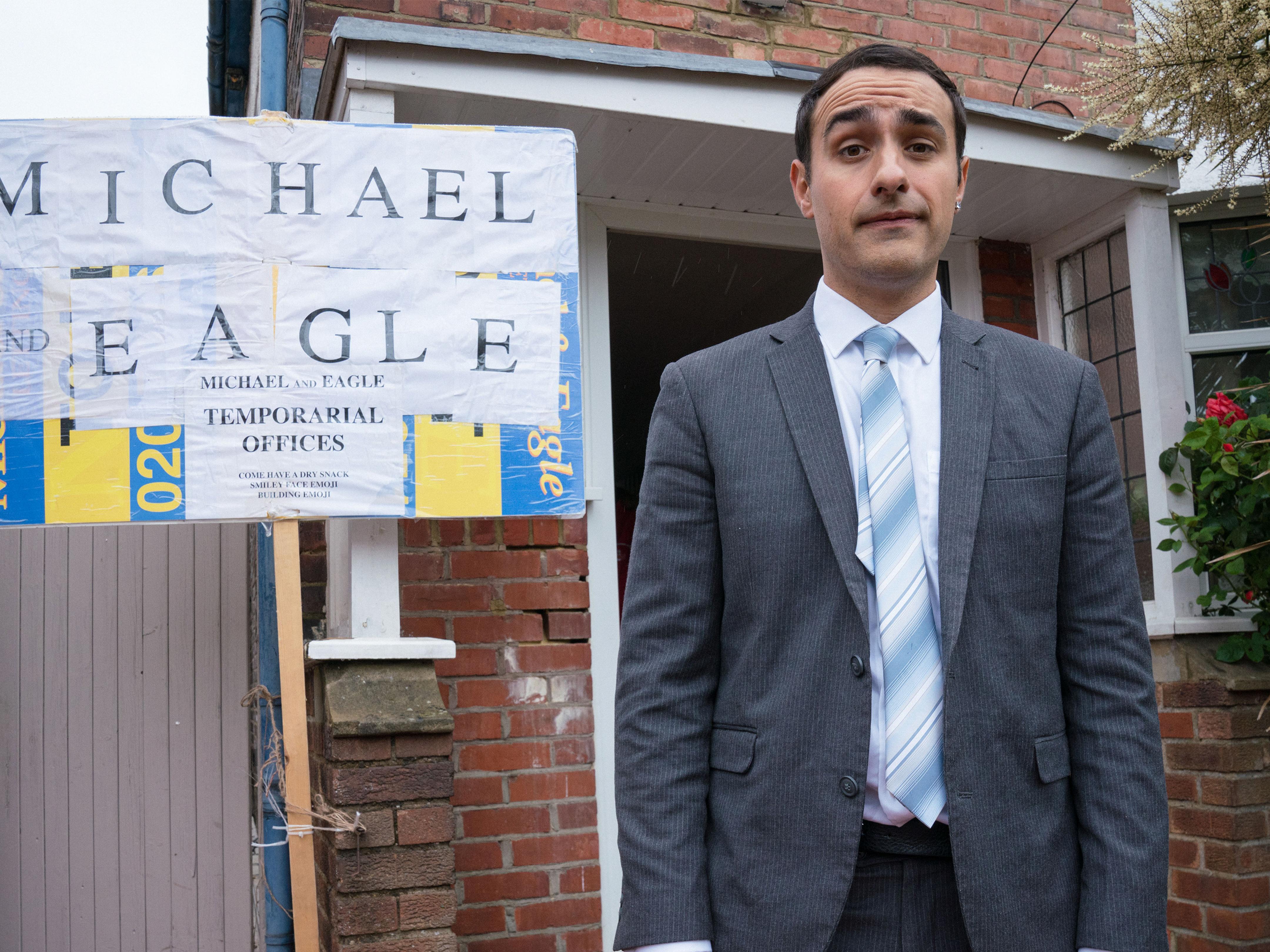 Maglietta Donna Bianca Stath Flats Michael & Eagle Lettings, Taglia 38, Design Originale Serie TV Comedy - 5