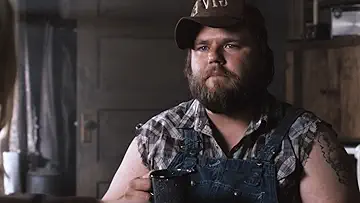 Tucker (Alan Tudyk) misses a teenager throwing himself into a woodchipper in Tucker and Dale vs Evil (2010).