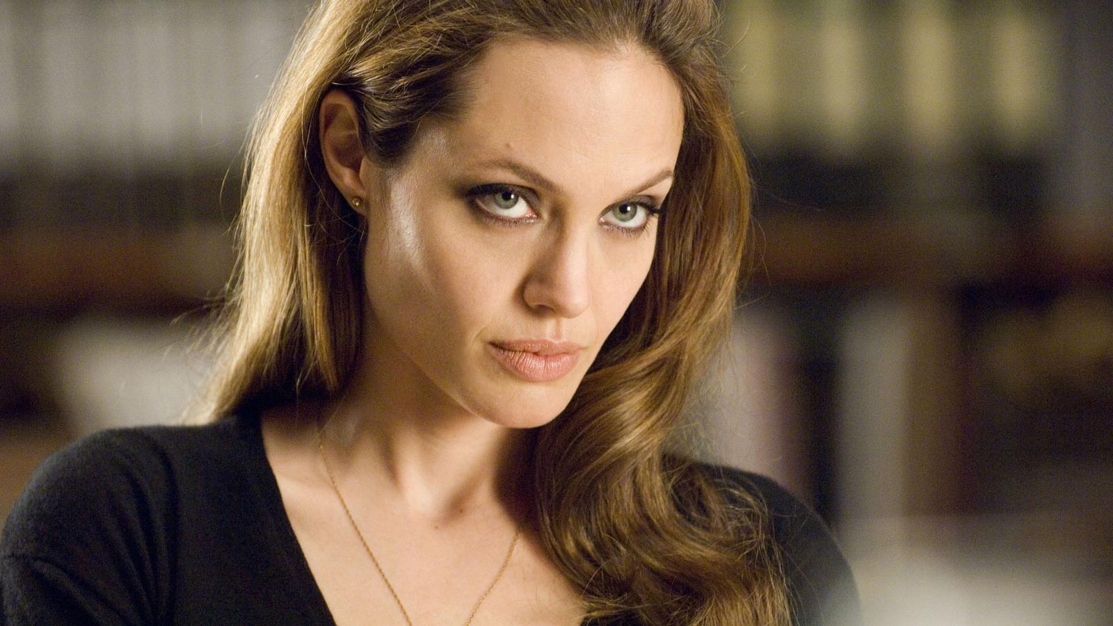 Amazon Co Jp ウォンテッド 吹替版 ジェームズ マカヴォイ モーガン フリーマン アンジェリーナ ジョリー テレンス スタンプ マイケル ブラント デレク ハース クリス モーガン ティムール ベクマンベトフ Prime Video