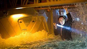Jackson Curtis (John Cusack) tries to escape a flooding room on an apocalypse ark in the 2012 game
